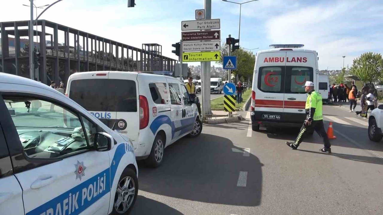 Motosiklet yayaya çarptı: 2 yaralı