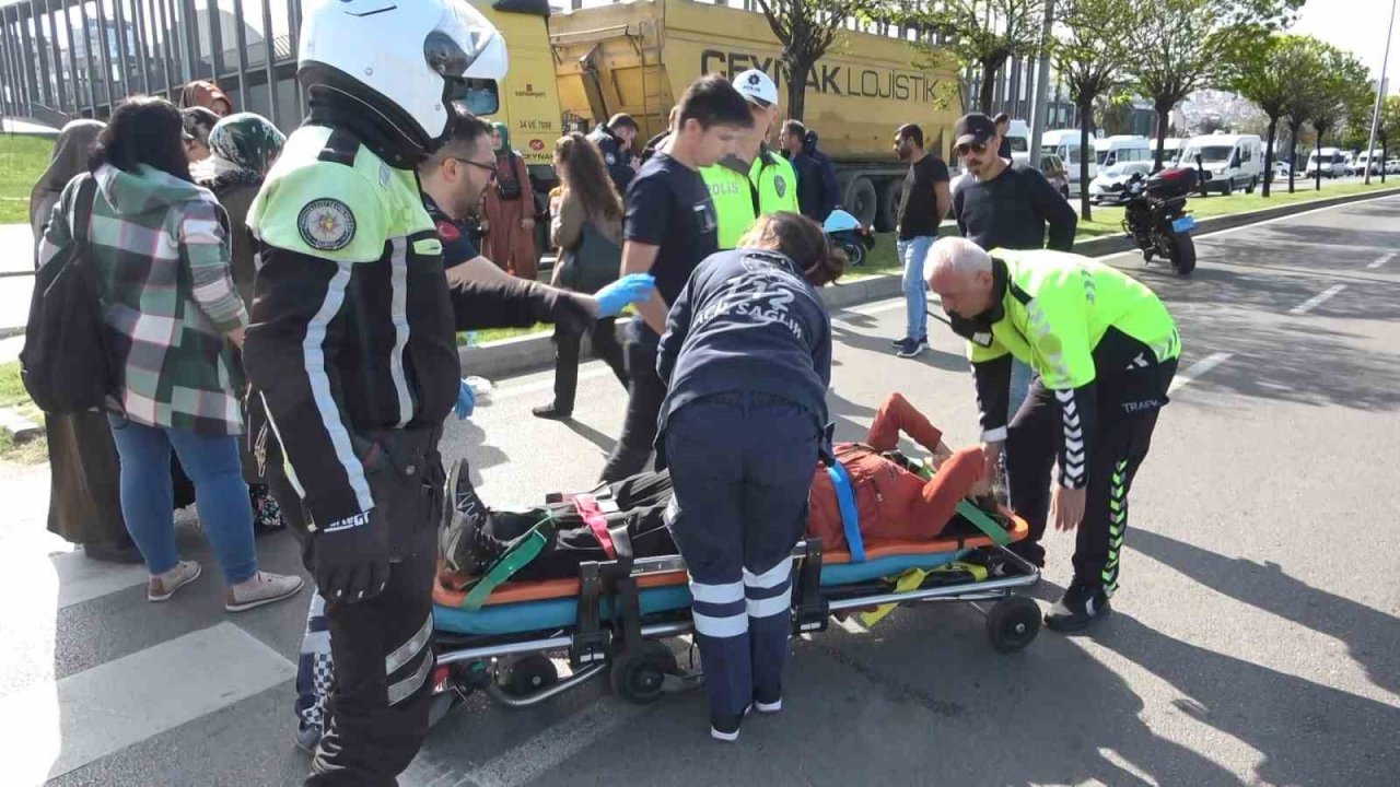 Motosiklet yayaya çarptı: 2 yaralı