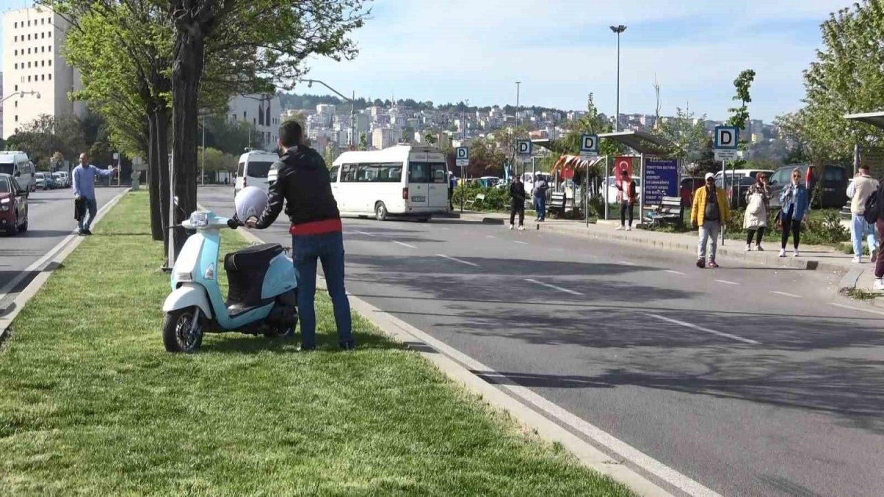 Motosiklet yayaya çarptı: 2 yaralı