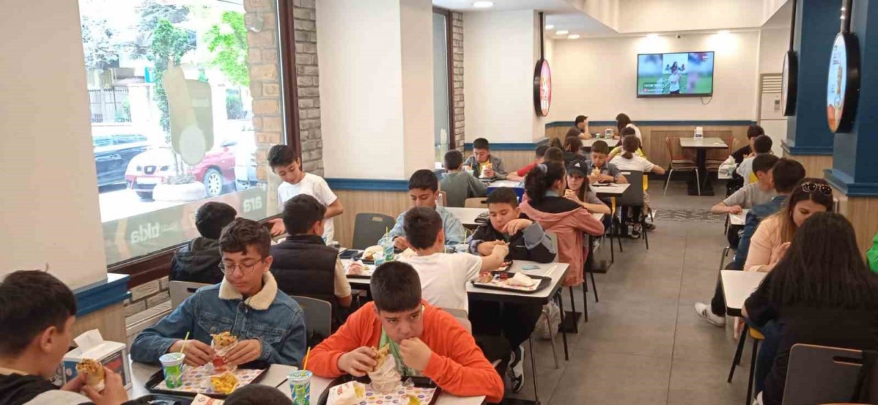 Ankara’dan Eskişehir’e geziye gelen öğrencilerin döner keyfi