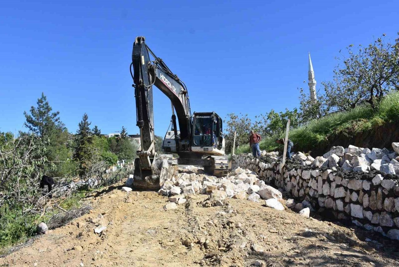 Siirt Belediyesi Şeyh Süleyman Mezarlığı’nda yol yapım çalışmasına başladı