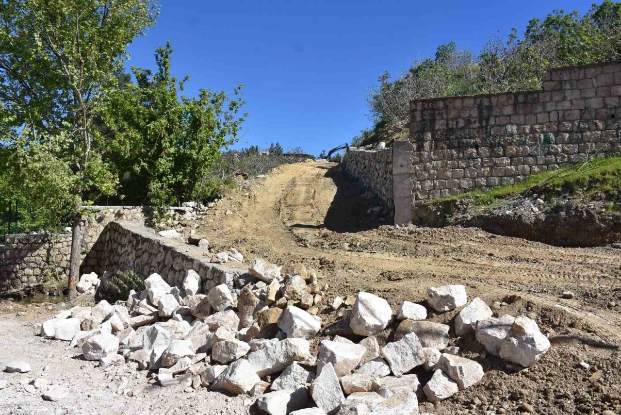 Siirt Belediyesi Şeyh Süleyman Mezarlığı’nda yol yapım çalışmasına başladı