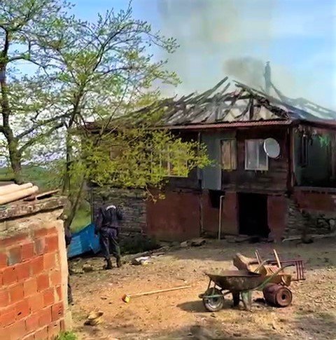 Sinop’ta iki katlı ahşap ev küle döndü