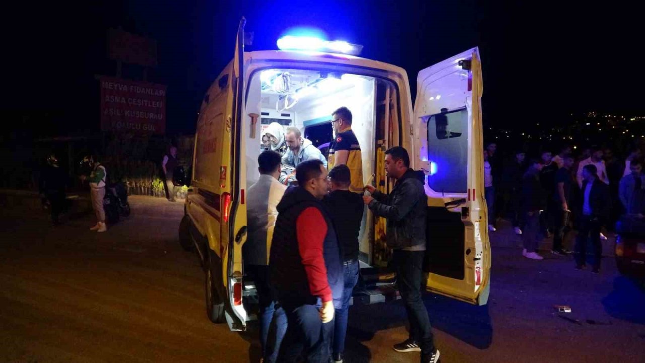 Meraklı kalabalık takla atan aracı el birliğiyle çekiciye yükledi