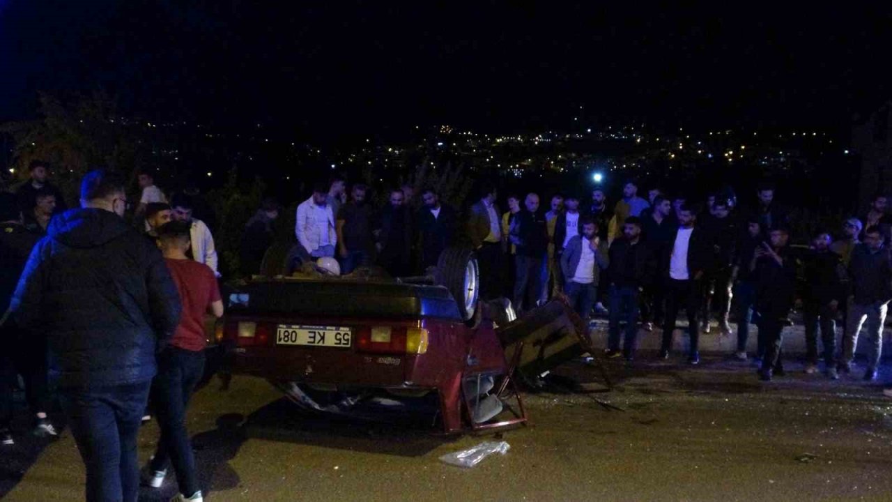 Meraklı kalabalık takla atan aracı el birliğiyle çekiciye yükledi