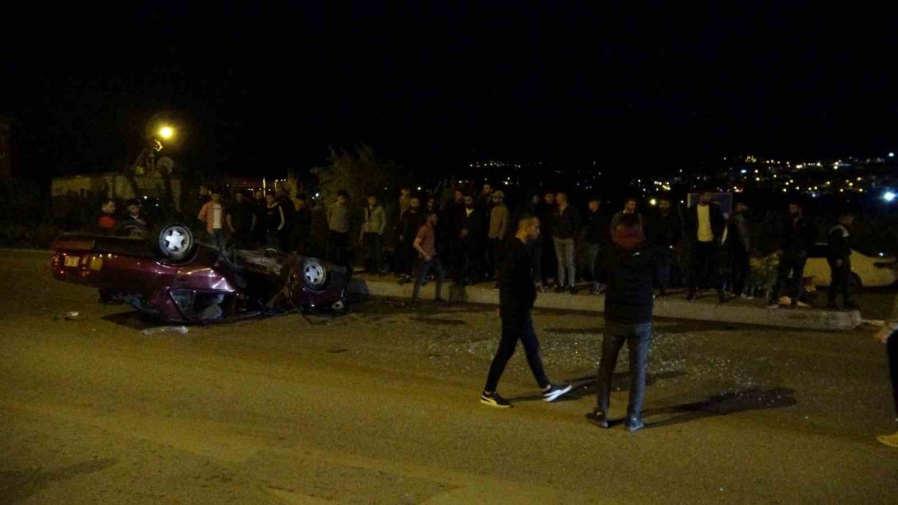 Meraklı kalabalık takla atan aracı el birliğiyle çekiciye yükledi