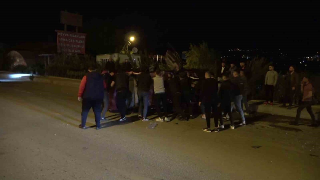 Meraklı kalabalık takla atan aracı el birliğiyle çekiciye yükledi