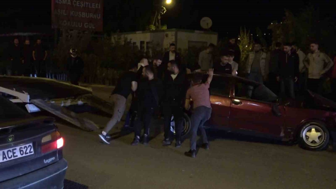 Meraklı kalabalık takla atan aracı el birliğiyle çekiciye yükledi