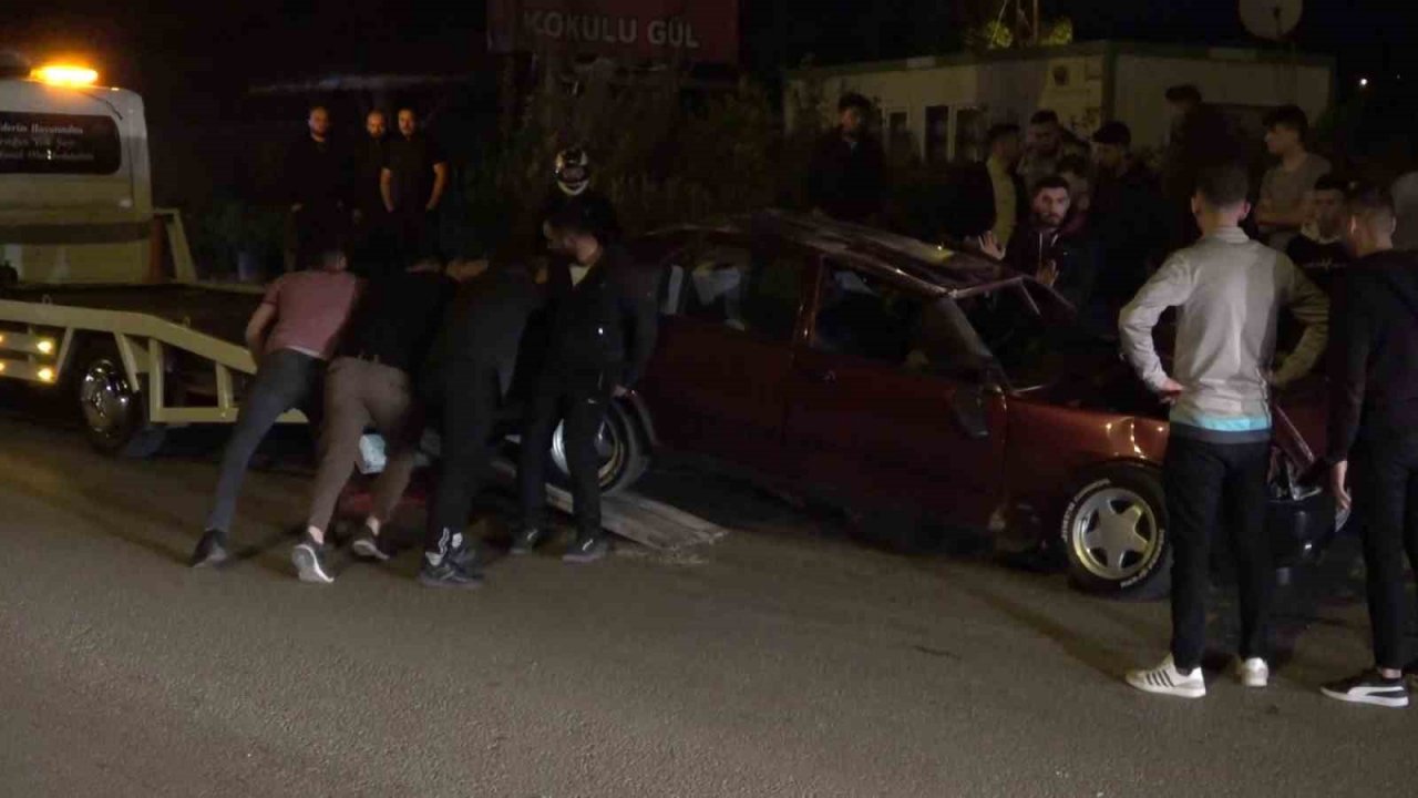 Meraklı kalabalık takla atan aracı el birliğiyle çekiciye yükledi