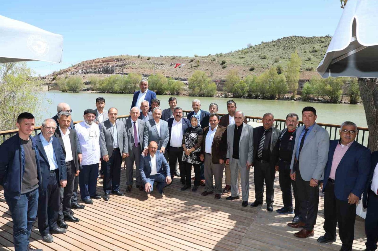 Başkan Yalçın muhtarlarla 100. Yıl Mesire Alanı’nda buluştu