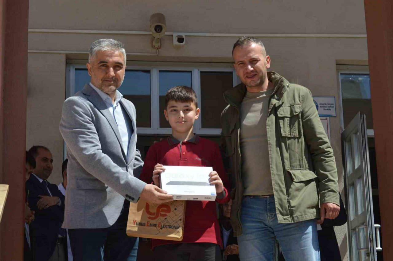 Tavşanlı’da "Yetim" konulu kompozisyon yarışmasında dereceye giren öğrenciler ödüllendirildi