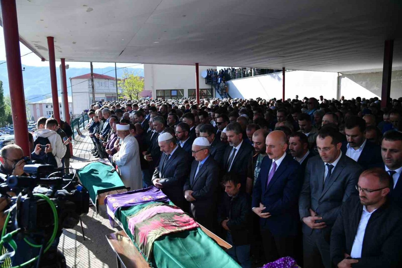 Trabzon’da belediye otobüsü kazasında hayatını kaybeden 4 kişi son yolculuğuna uğurlandı