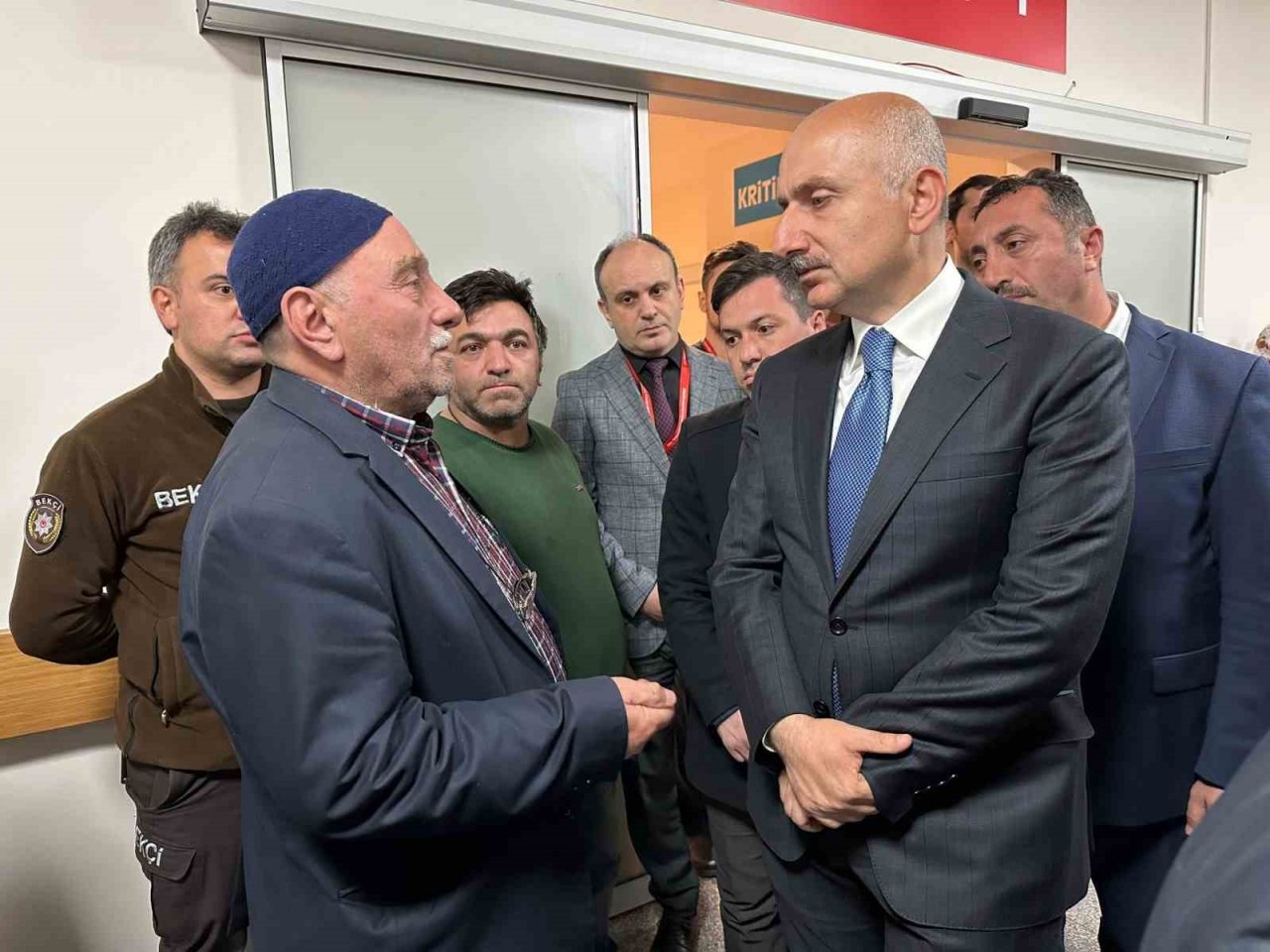 Bakan Karaismailoğlu’ndan belediye otobüsü kazasında yaralanan şahıslara "Geçmiş olsun" ziyareti