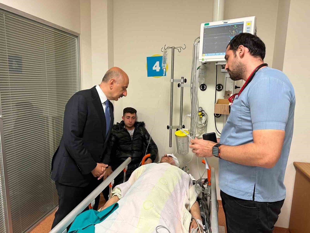 Bakan Karaismailoğlu’ndan belediye otobüsü kazasında yaralanan şahıslara "Geçmiş olsun" ziyareti