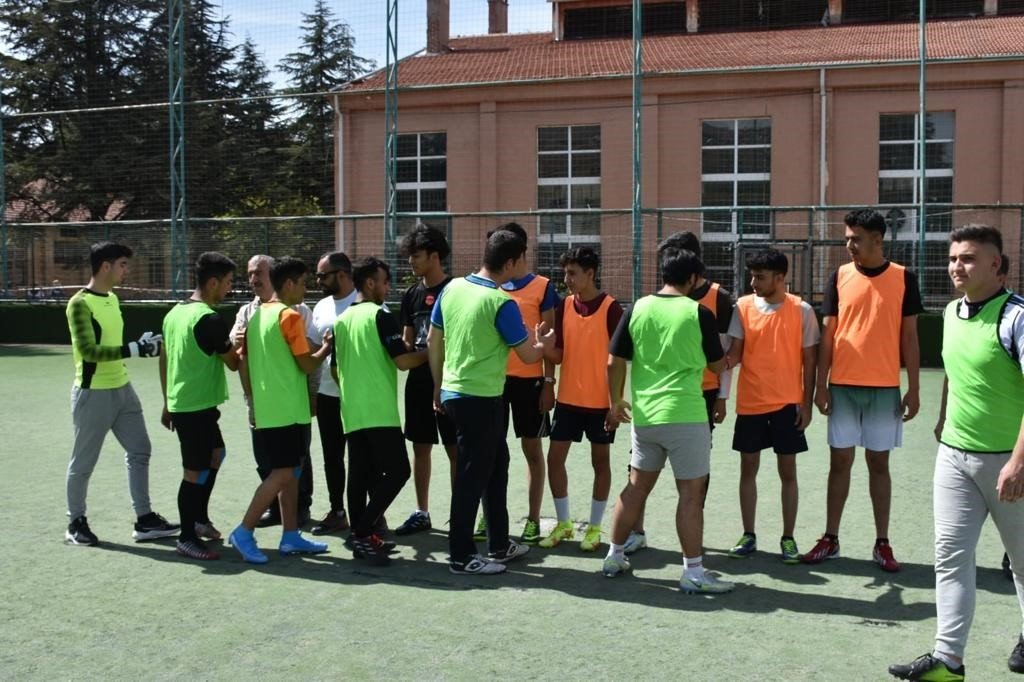 Eskişehir’e deprem bölgesinden gelen öğrenciler ile dostluk maçı