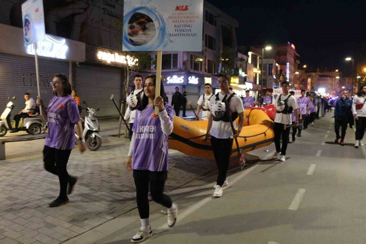 Rafting Türkiye Şampiyonası kortejle ile başladı