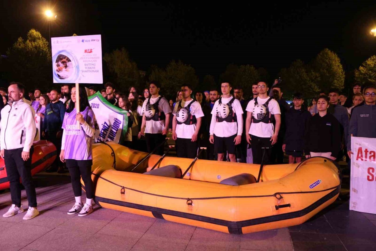Rafting Türkiye Şampiyonası kortejle ile başladı