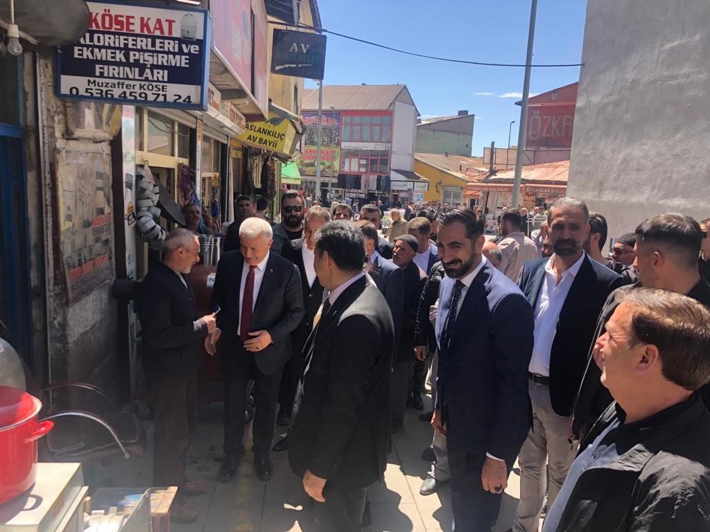 Ulaştırma Eski Bakanı Ahmet Arslan Ağrı’da vatandaşlarla buluştu