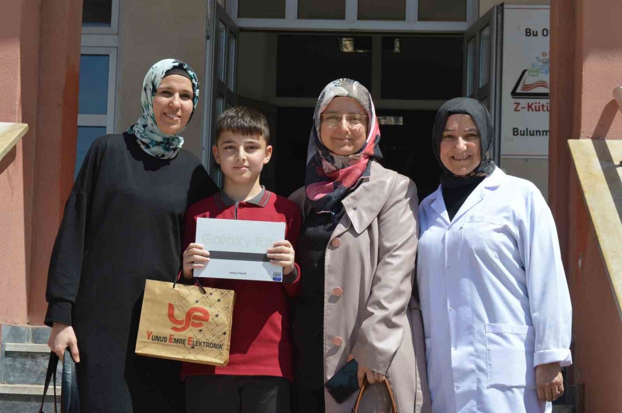 Tavşanlı’da "Yetim" konulu kompozisyon yarışmasında dereceye giren öğrenciler ödüllendirildi