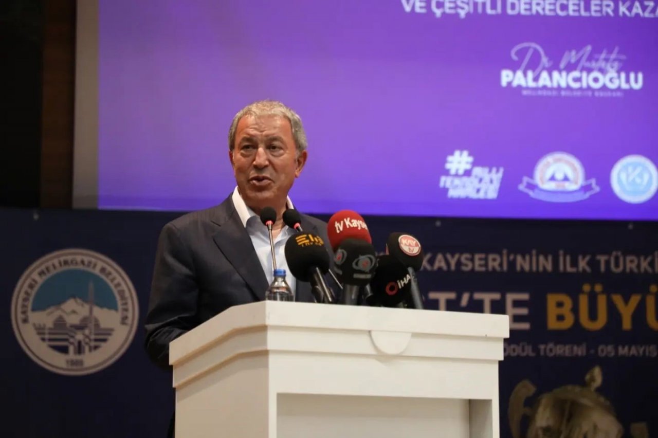 Melikgazi Belediyesi TEKNOFEST gururlarını Hulusi Akar’ın elinden ödüllendirdi