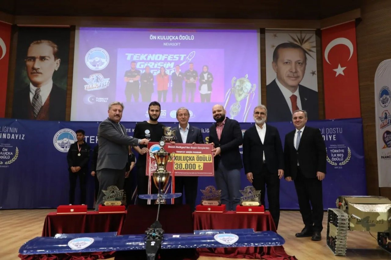 Melikgazi Belediyesi TEKNOFEST gururlarını Hulusi Akar’ın elinden ödüllendirdi