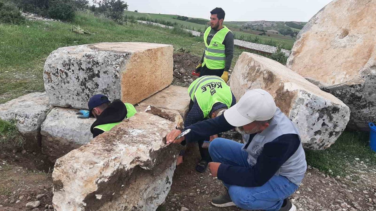 Depremde yıkılan tokalaşma sütunu yeniden ayağa kaldırılıyor