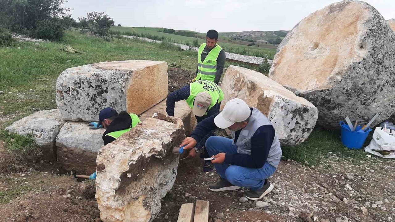 Depremde yıkılan tokalaşma sütunu yeniden ayağa kaldırılıyor