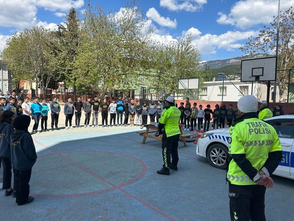 Adana’da ortaokulu öğrencilerine trafik eğitimi verildi