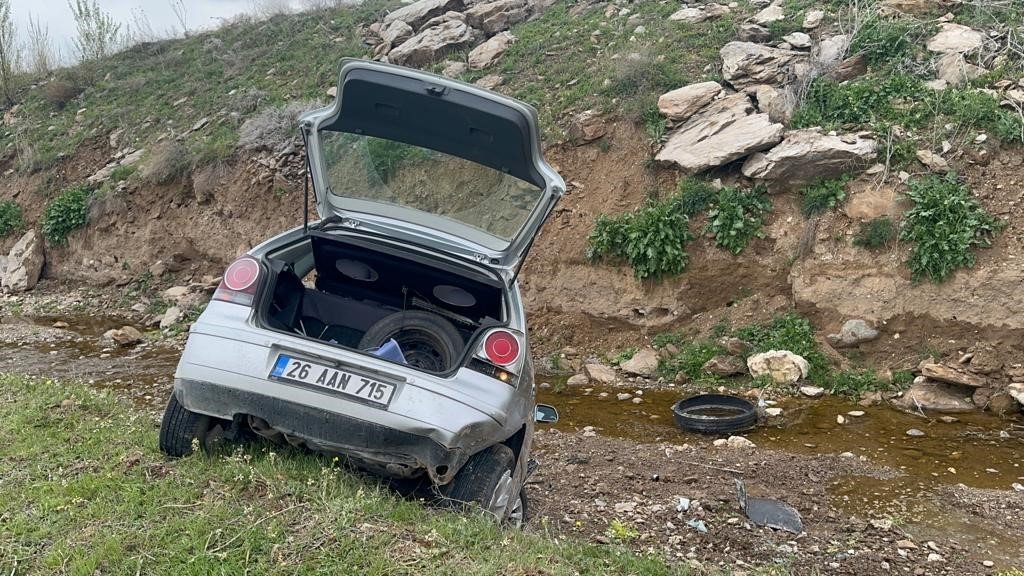 Şarampolden aşağı uçup dereye düşen otomobilin sürücüsü hayatını kaybetti