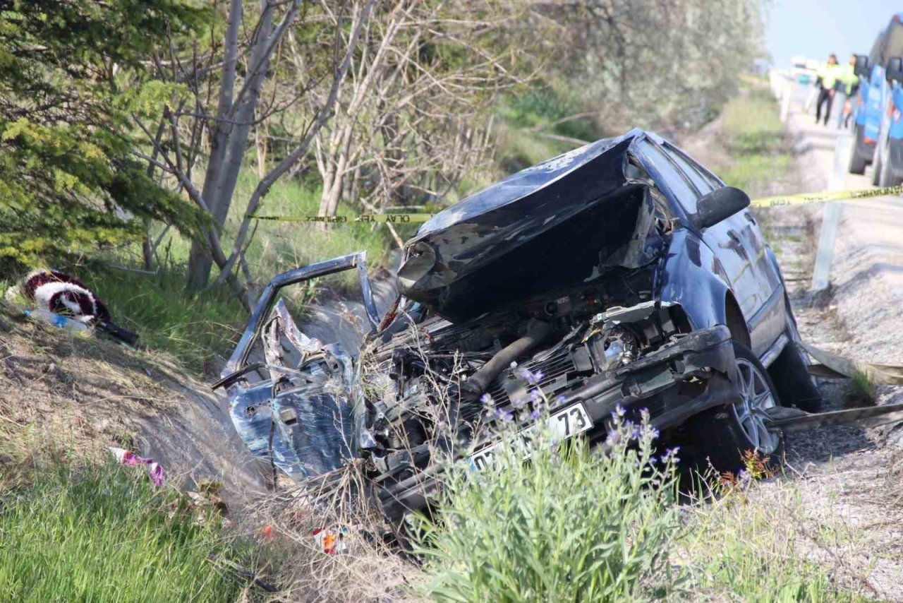 Refüje girip 50 metre sürüklenen otomobilde 1 kişi öldü, 3 kişi yaralandı