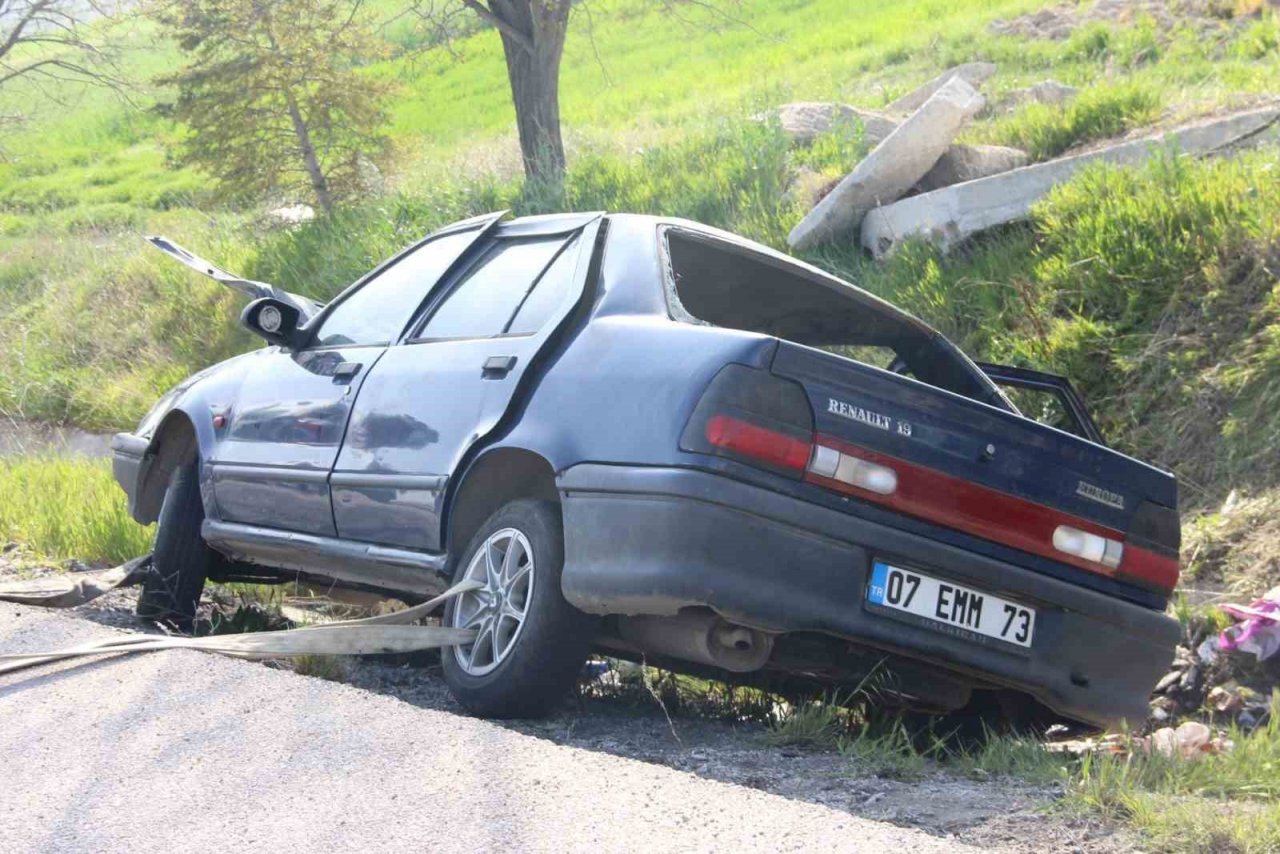 Refüje girip 50 metre sürüklenen otomobilde 1 kişi öldü, 3 kişi yaralandı