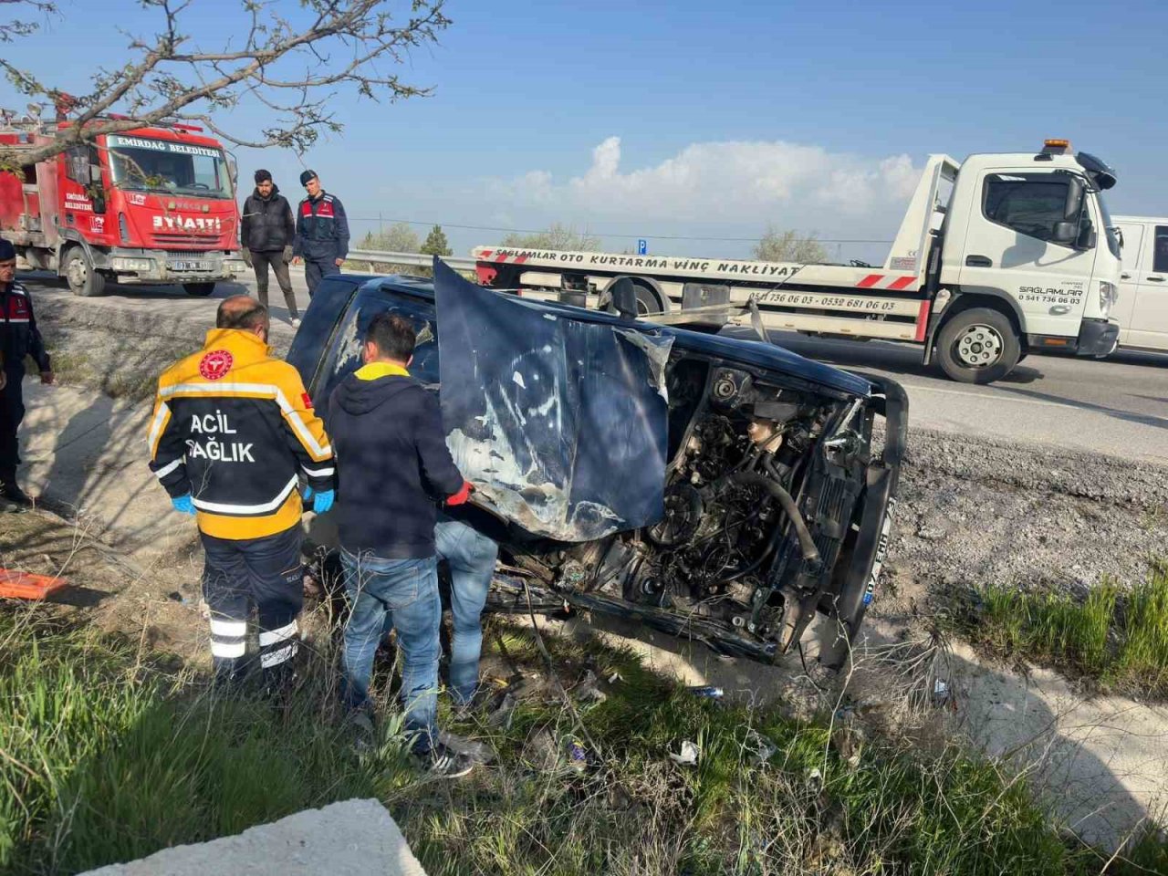 Refüje girip 50 metre sürüklenen otomobilde 1 kişi öldü, 3 kişi yaralandı