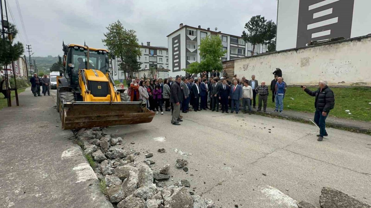Eline kürek alıp doğalgaz çalışmalarına katıldı