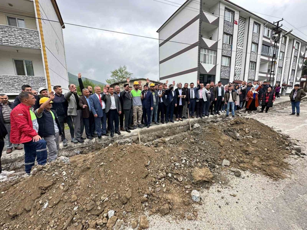 Eline kürek alıp doğalgaz çalışmalarına katıldı