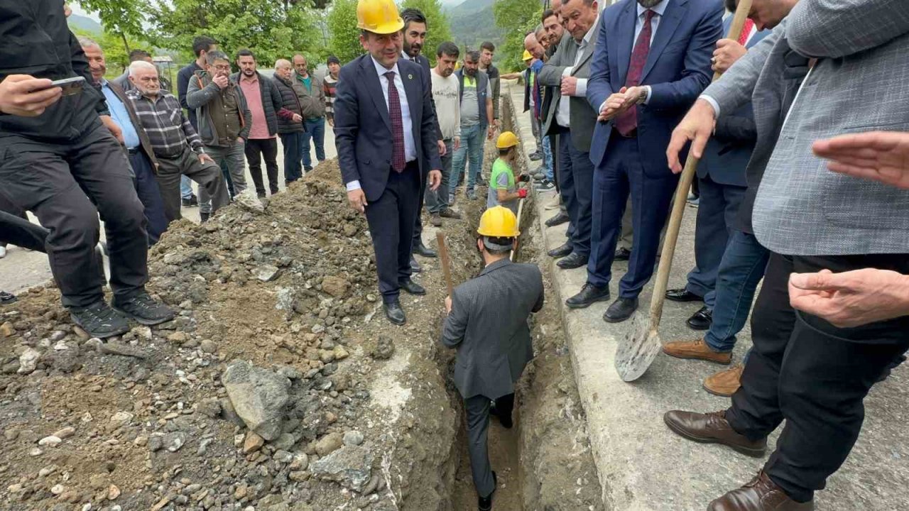 Eline kürek alıp doğalgaz çalışmalarına katıldı