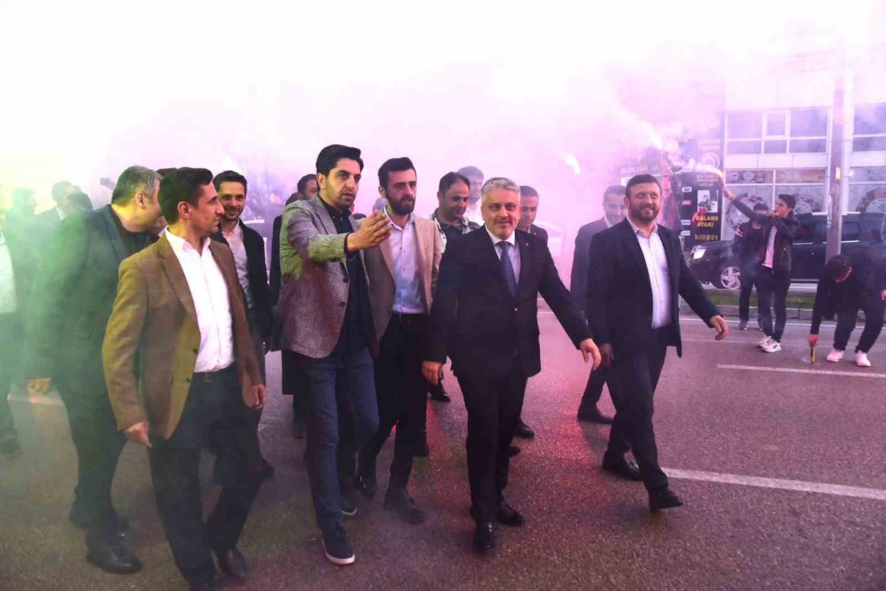 Yıldırım’da miting gibi açılış
