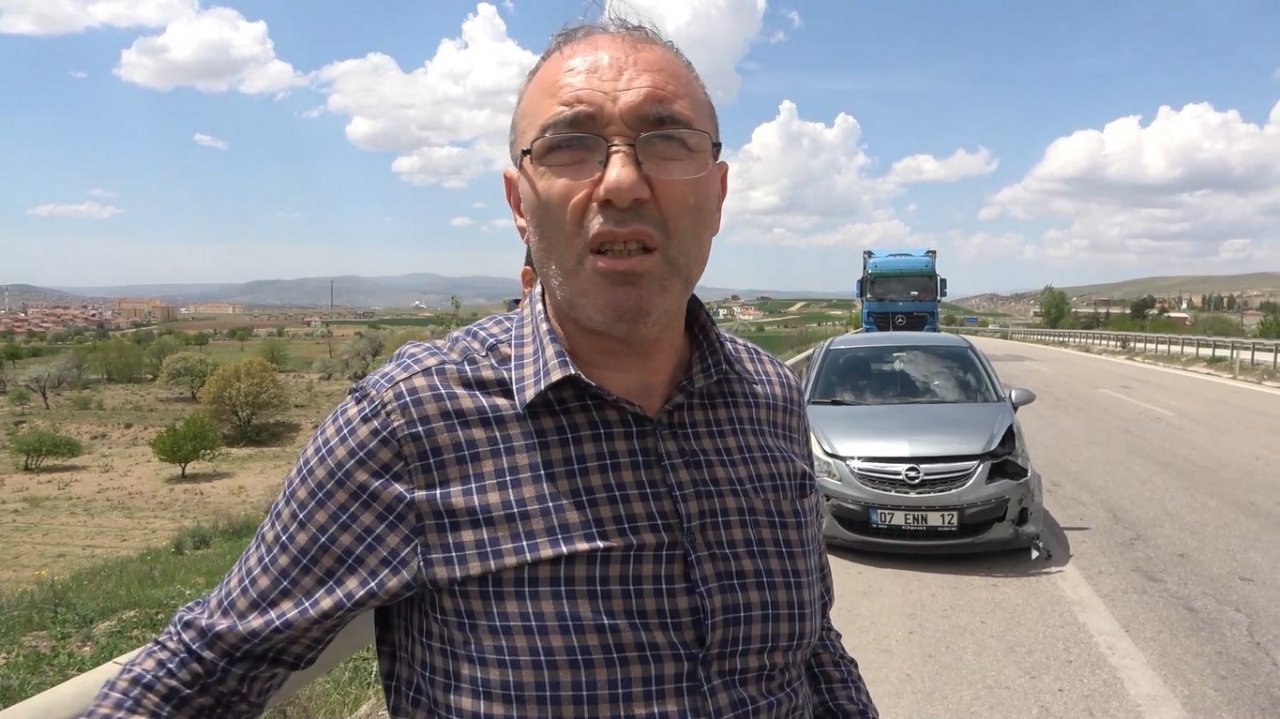 Cenazeye giden ailenin bulunduğu otomobil tır ile çarpıştı: 3 yaralı