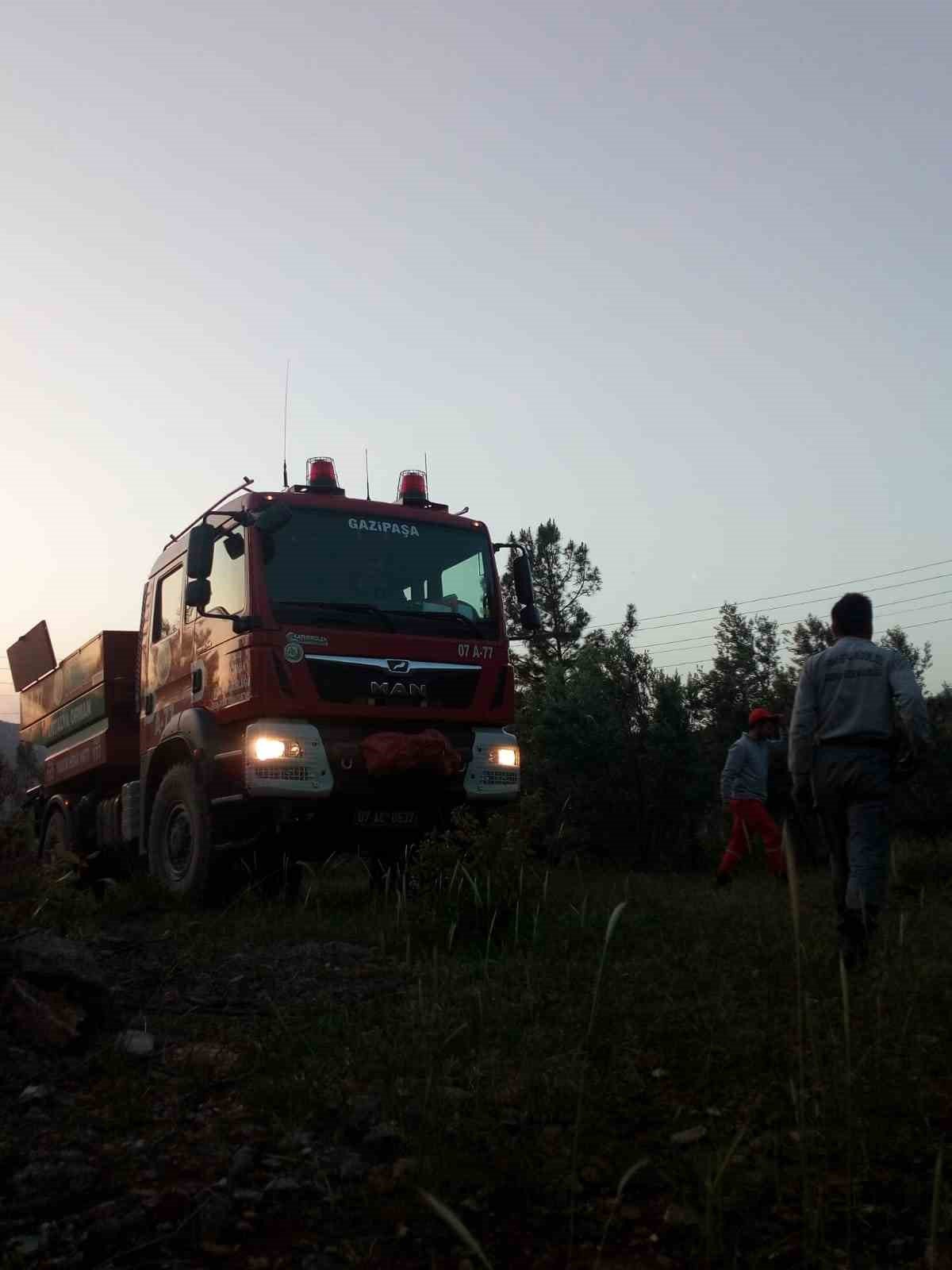 Antalya’da ormanlık alanda ve muz bahçesinde çıkan yangında 8 dönüm alan zarar gördü