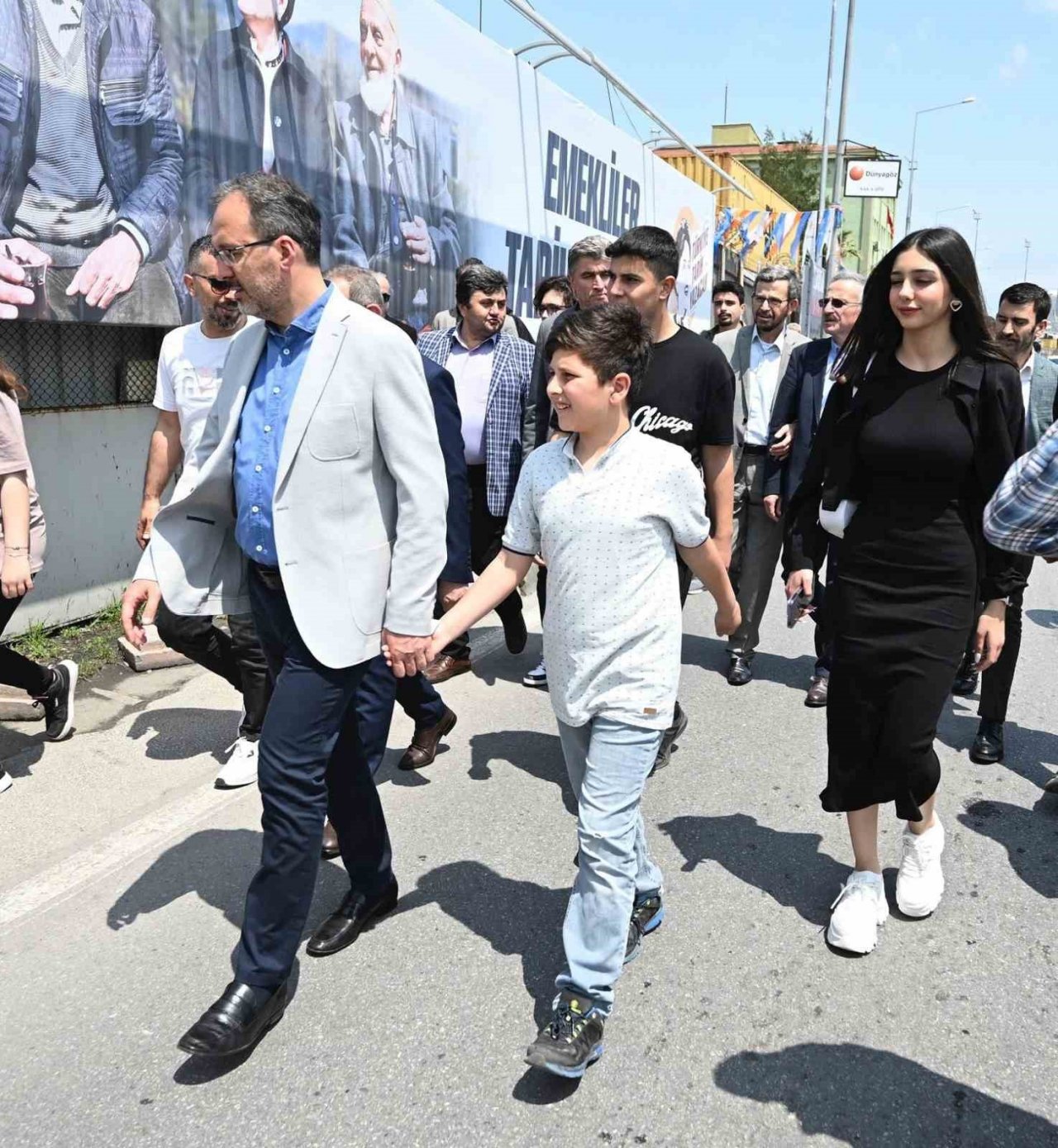TCG Anadolu’ya ilgi İzmir trafiğini kilitledi: Bakan Kasapoğlu araçtan inip yürüdü