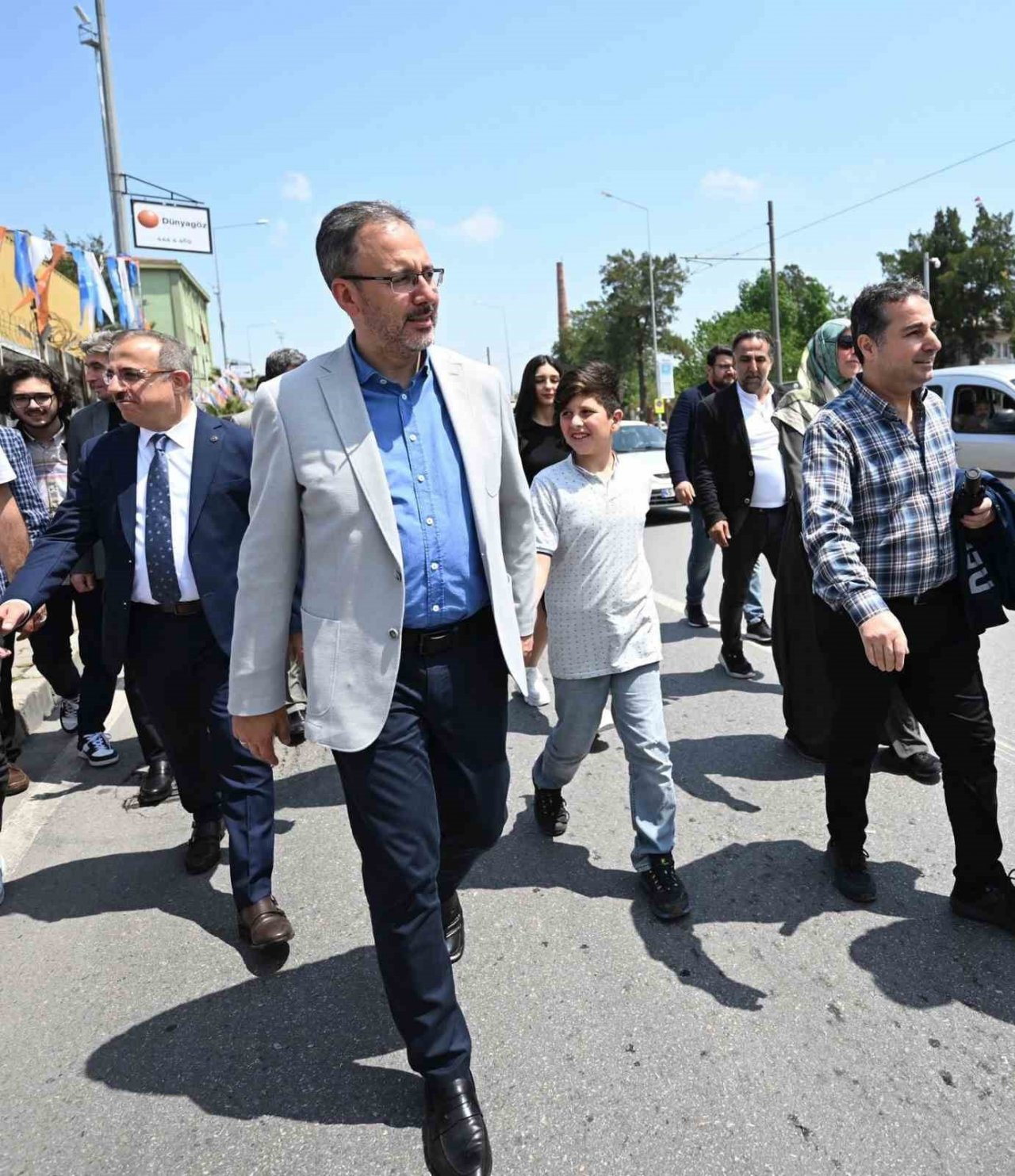 TCG Anadolu’ya ilgi İzmir trafiğini kilitledi: Bakan Kasapoğlu araçtan inip yürüdü