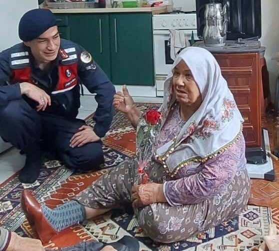 Jandarma ekipleri yaşlı çınarları unutmuyor