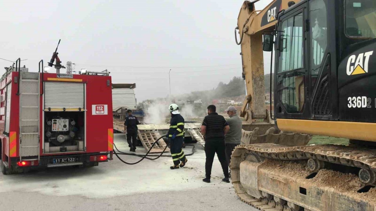 Bilecik’te seyir halindeki tır bir anda alev aldı