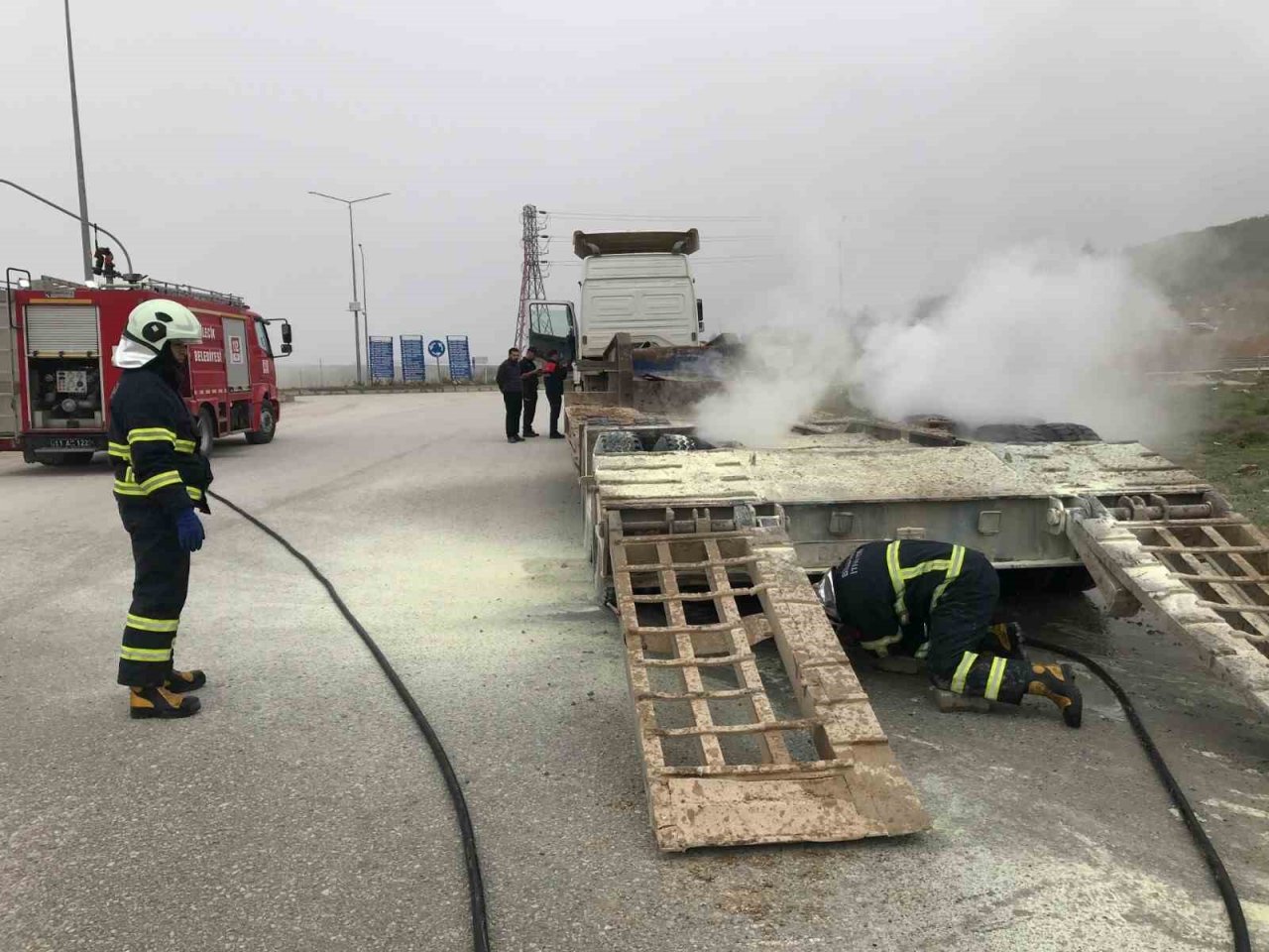 Bilecik’te seyir halindeki tır bir anda alev aldı