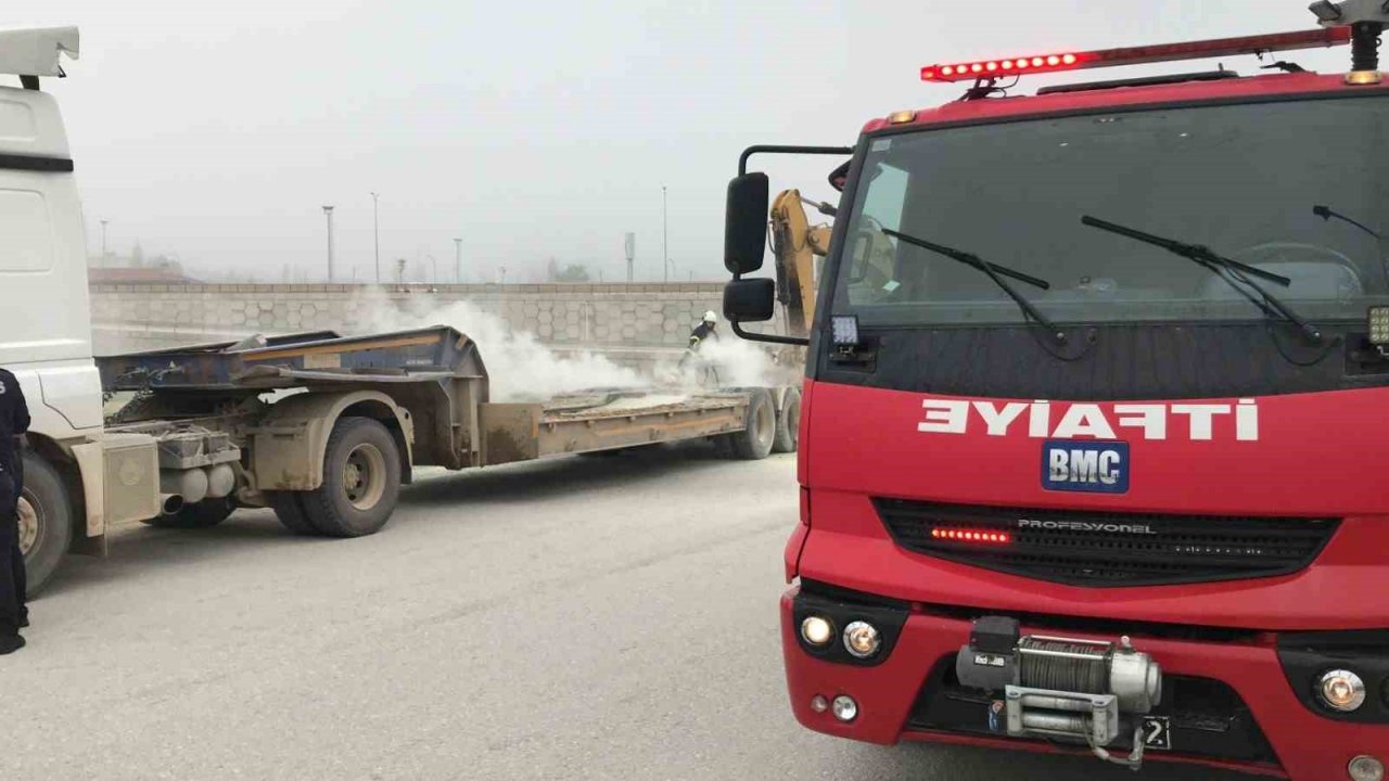 Bilecik’te seyir halindeki tır bir anda alev aldı