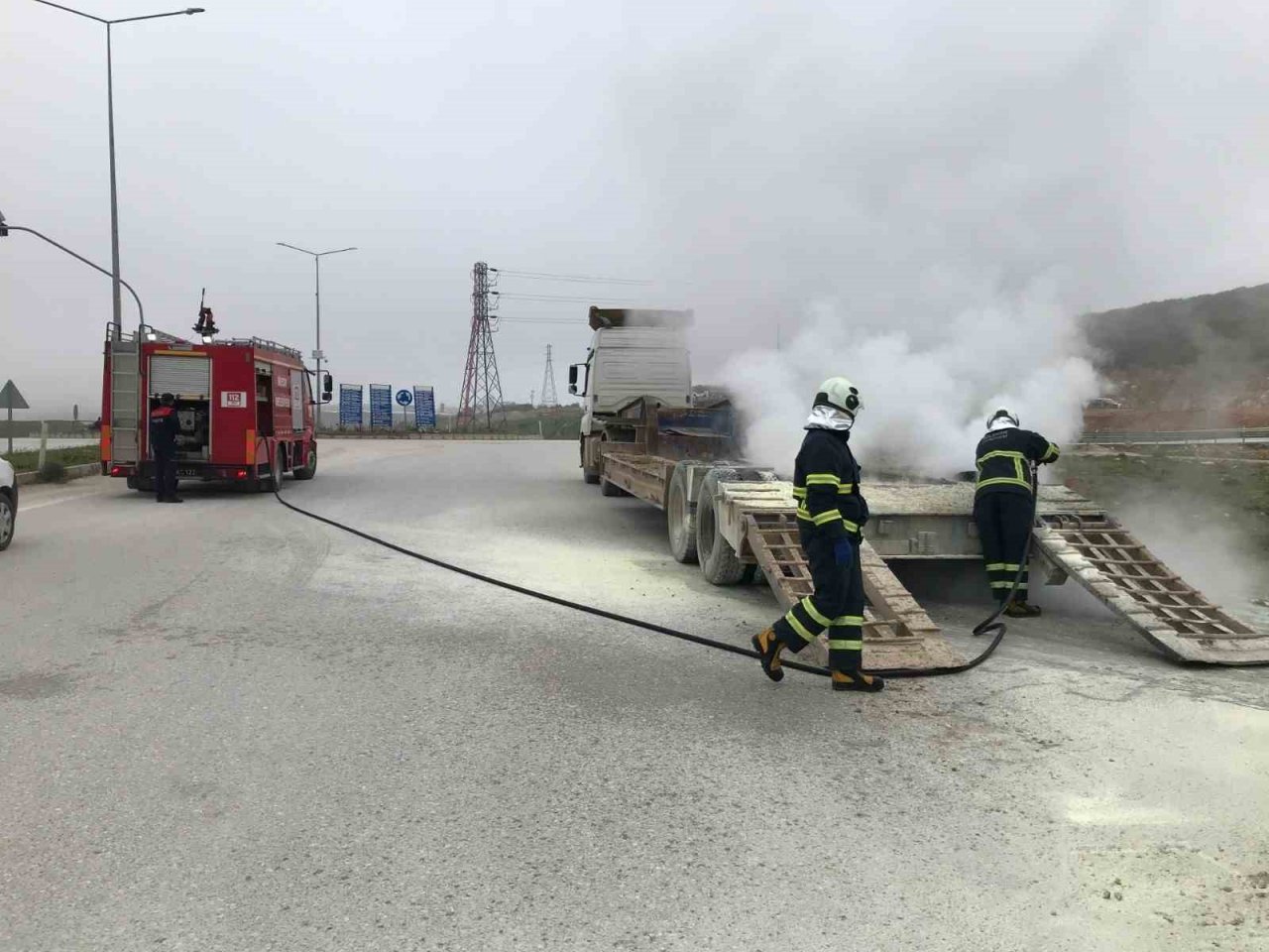 Bilecik’te seyir halindeki tır bir anda alev aldı
