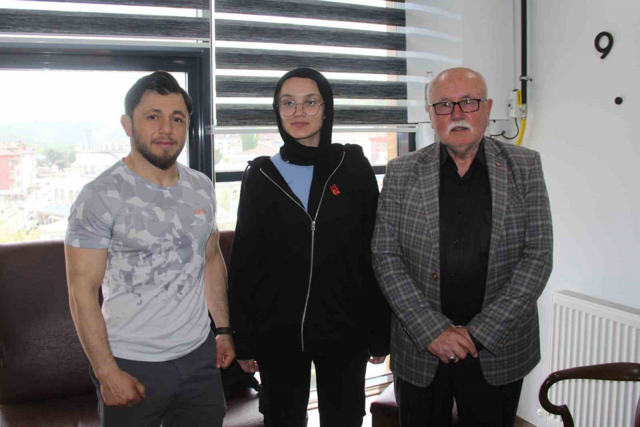 Bilek güreşi Türkiye 4.’süne altın