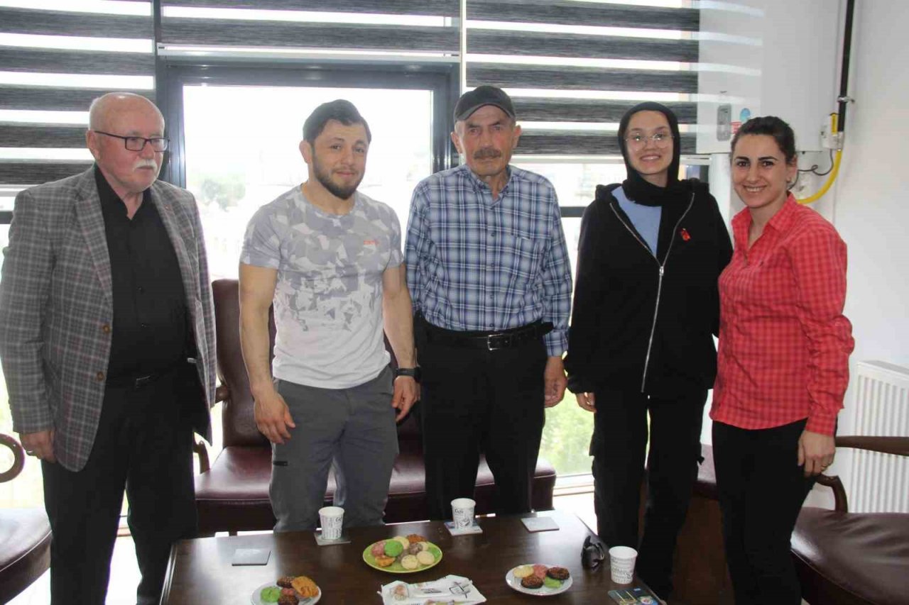 Bilek güreşi Türkiye 4.’süne altın