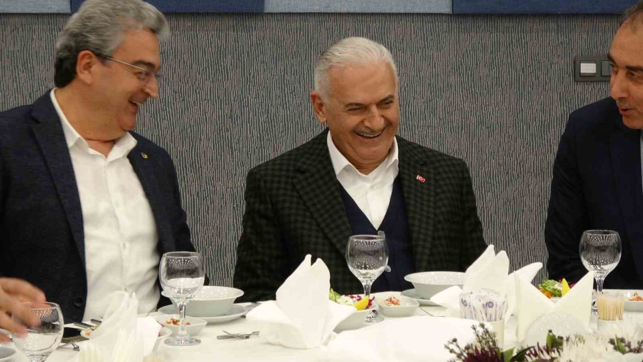 Binali Yıldırım, Burdur’da İş Dünyası Buluşması programında STK Temsilcileri ile bir araya geldi