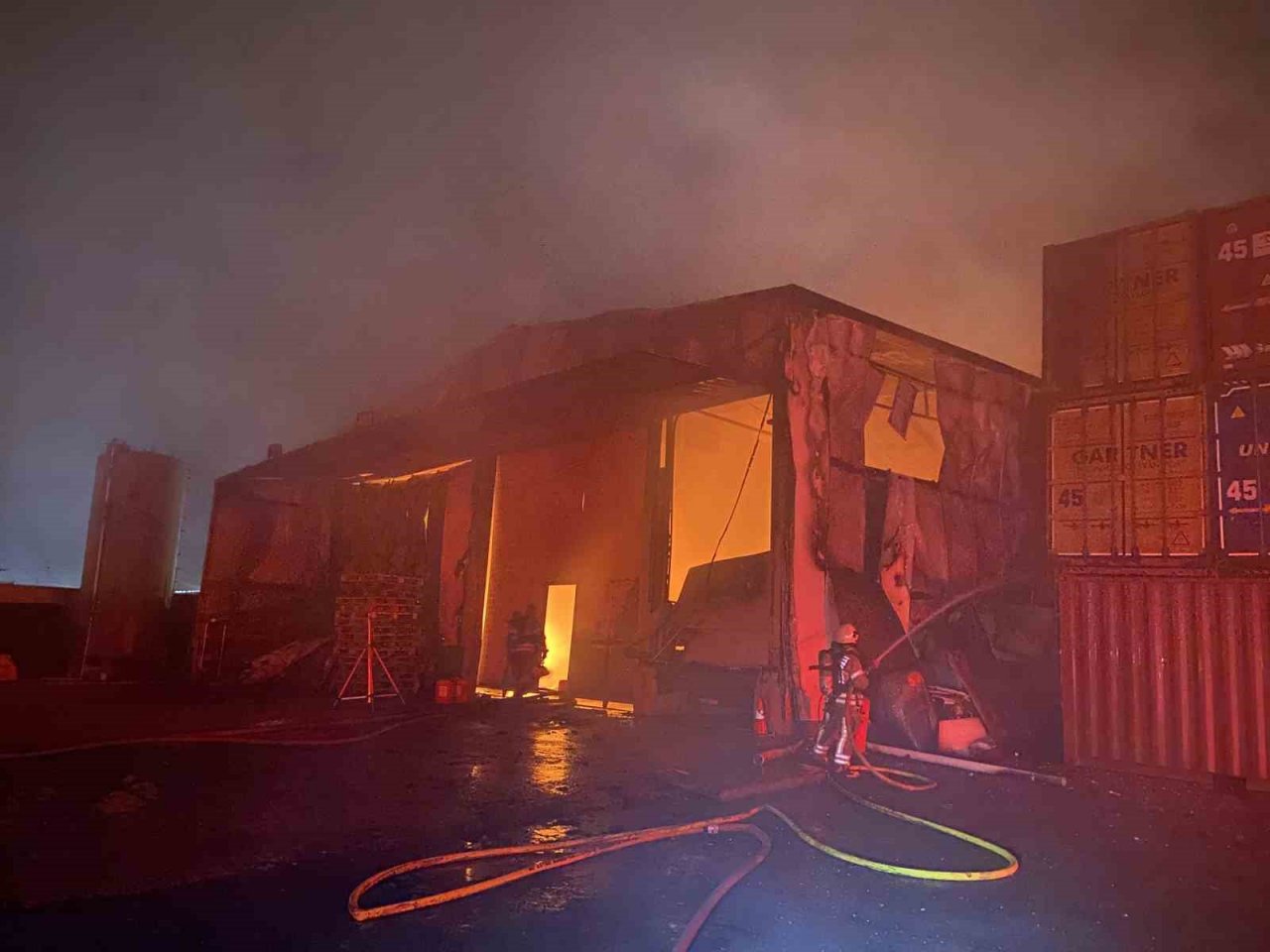 Büyükçekmece’de lojistik deposunda yangın