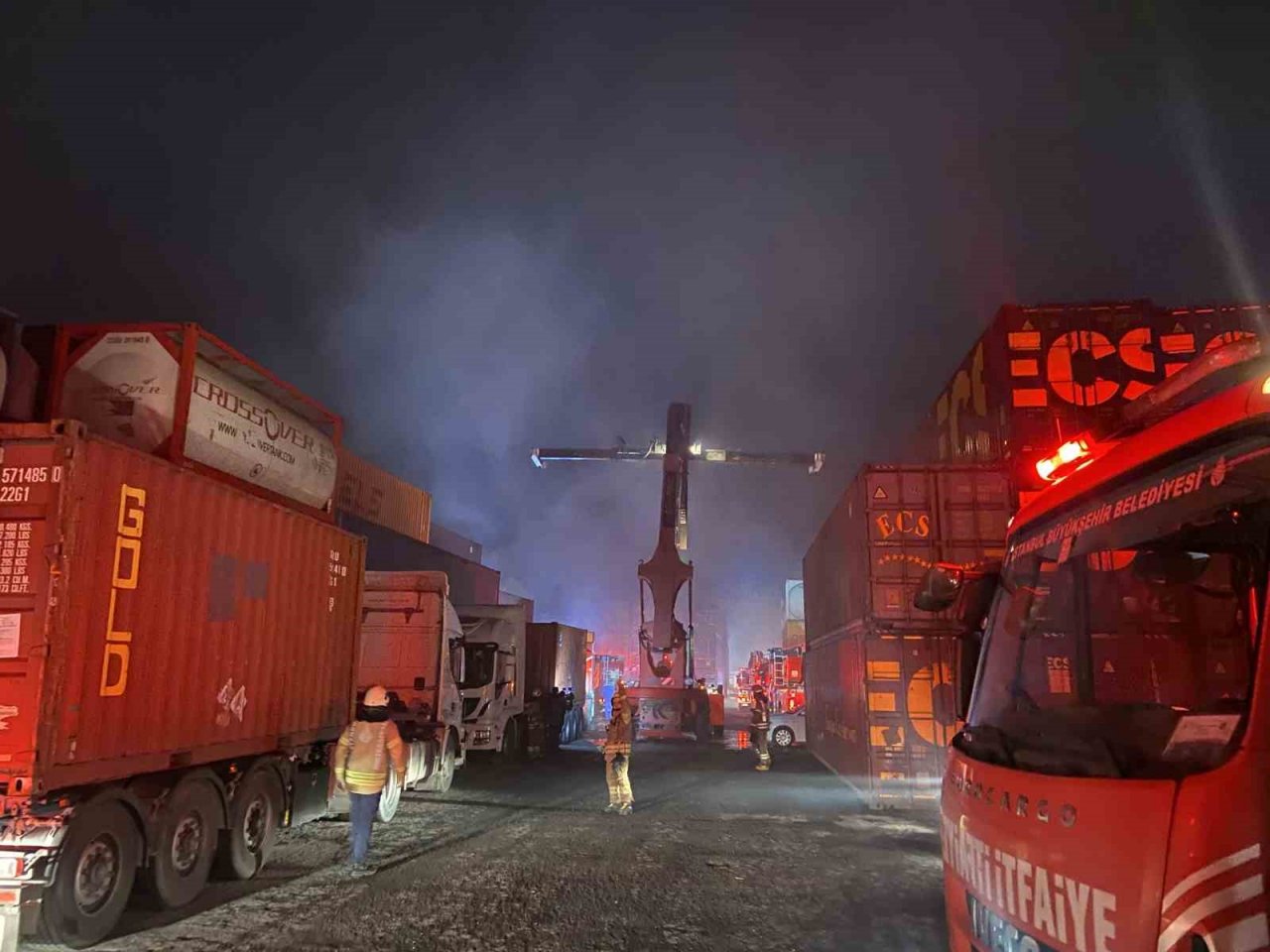 Büyükçekmece’de lojistik deposunda yangın